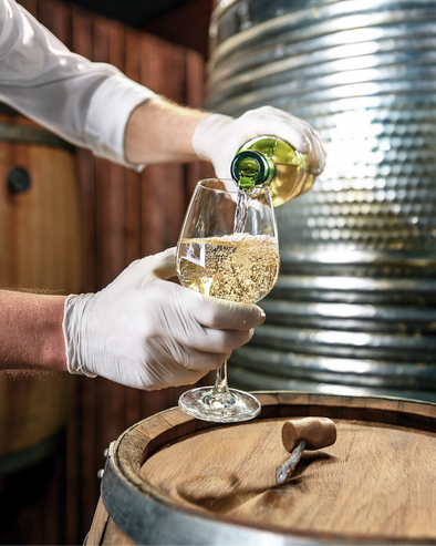 Vin bliver hældt i et glas