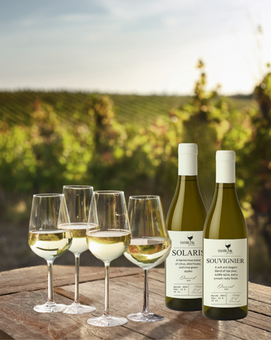 vinflasker på et bord, med tilhørende glas